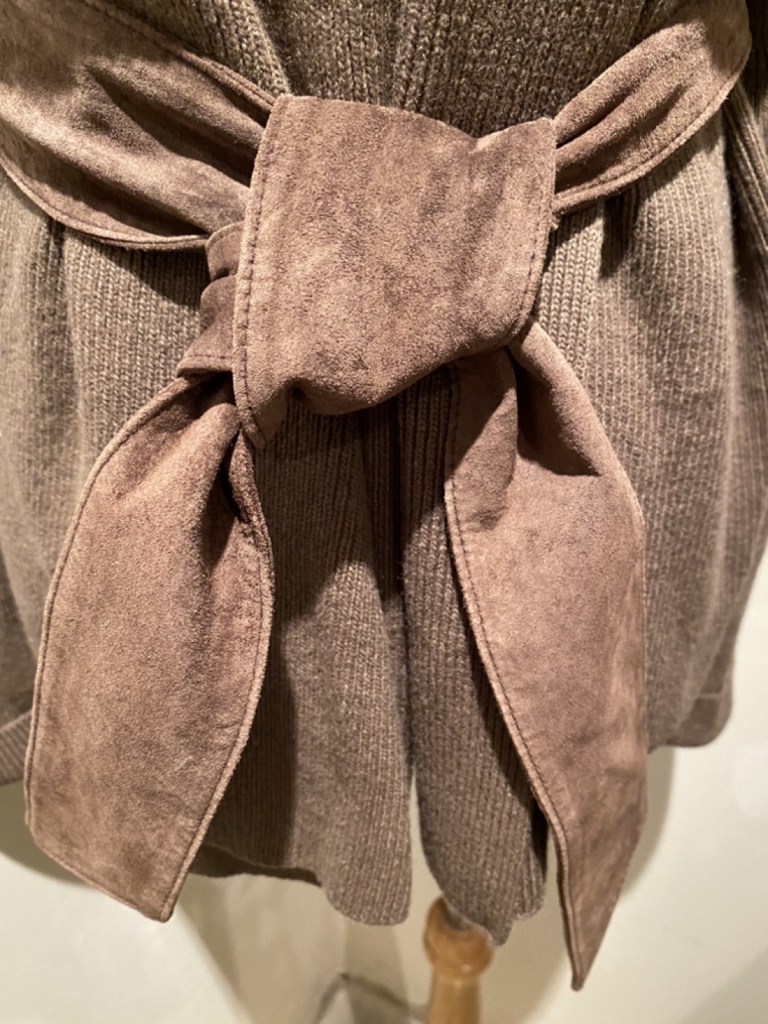 ⭐️New THEORY chestnut brown cashmere & wool sweater w/suede belt image indicator(4)