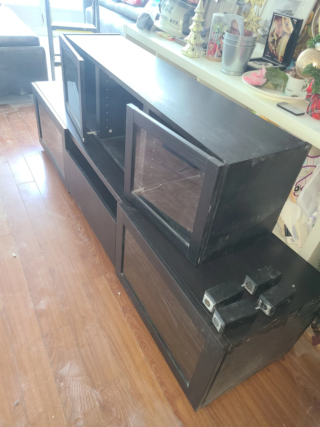 ikea besta tv unit with upper shelf image indicator(3)