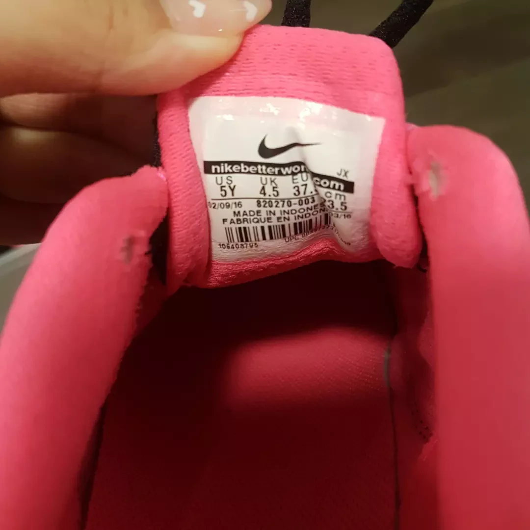 Brand new Nike running shoes image indicator(4)