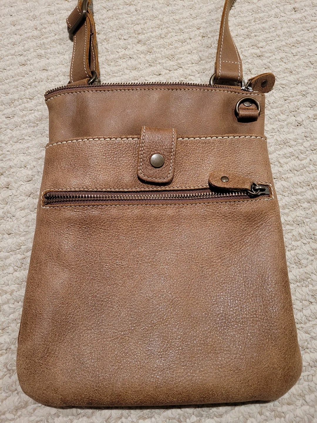Roots leather cross body image indicator(2)