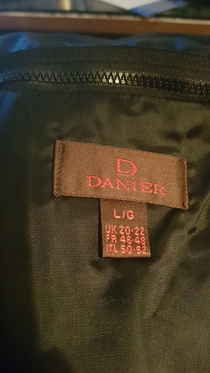 Danier Leather coat. Size Large. - photo 2