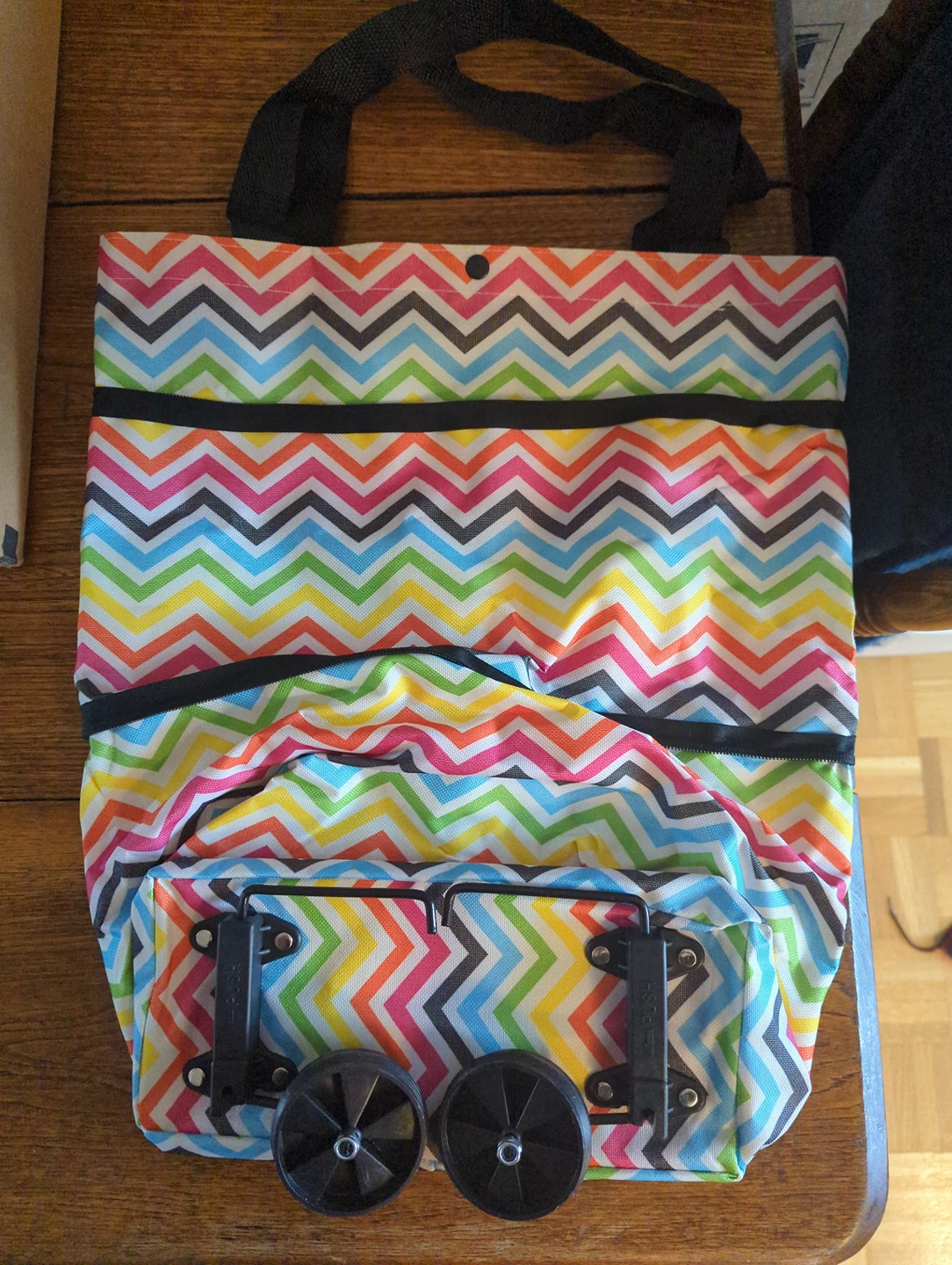 Expandable shopping bag with wheels thumbnail
