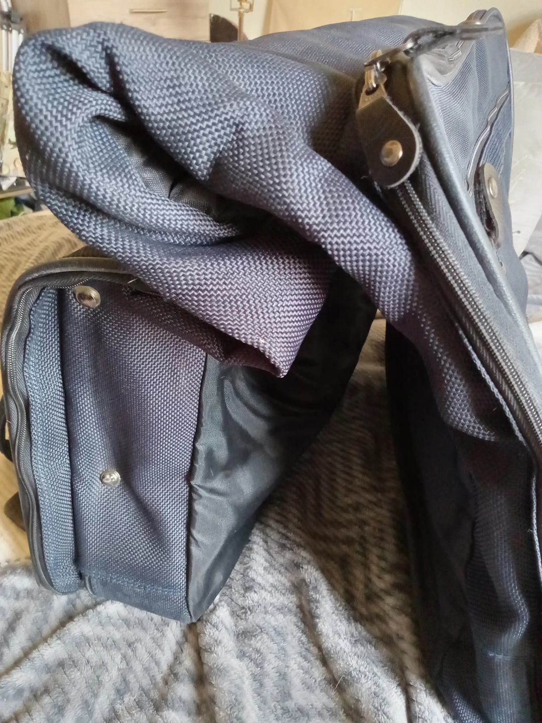 Apparel travel bag. Samsonite. All my listings REDUCED image indicator(2)