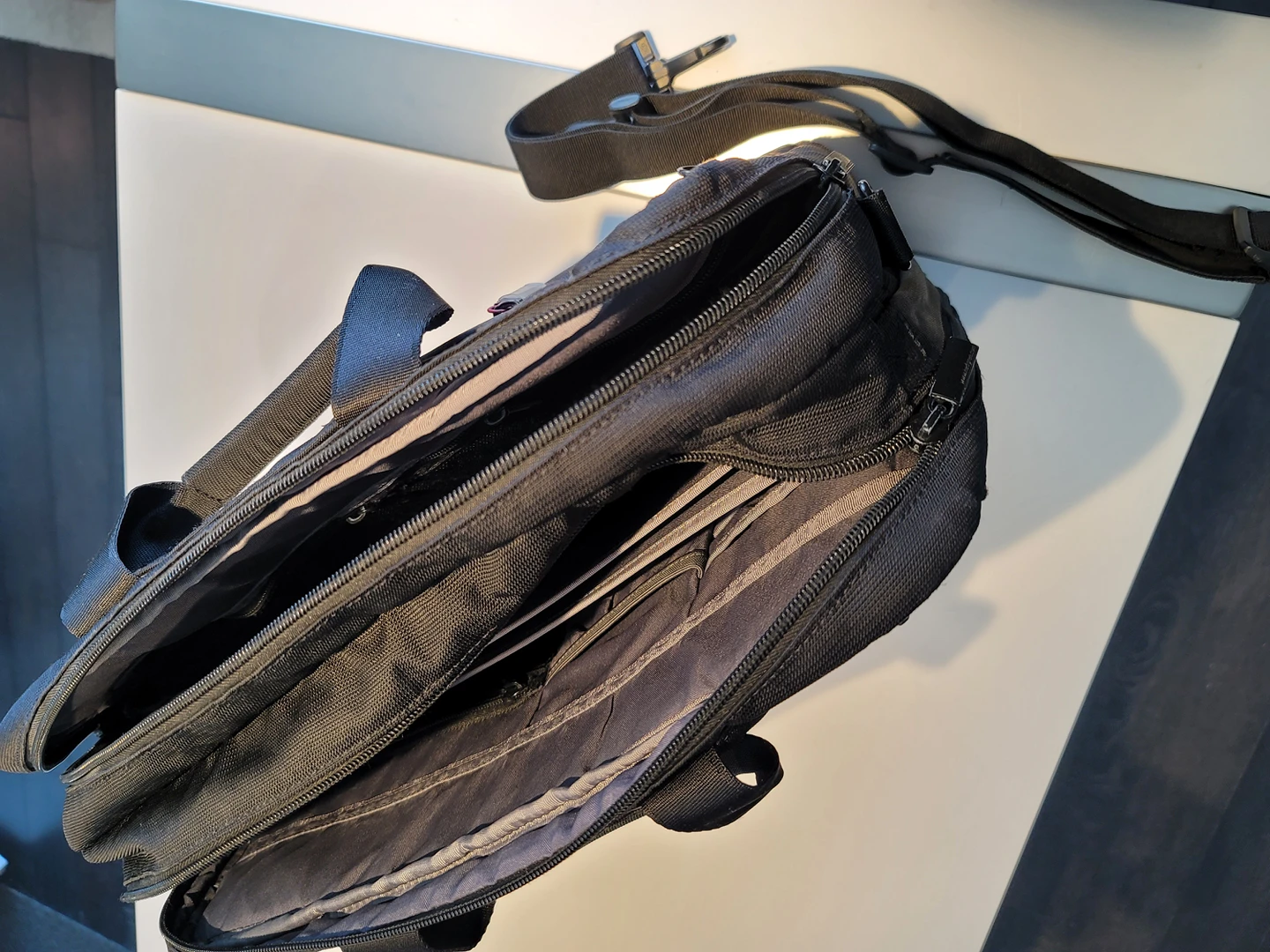 Hedgren 3-in-1 convertible business/15" laptop travel bag image indicator(3)