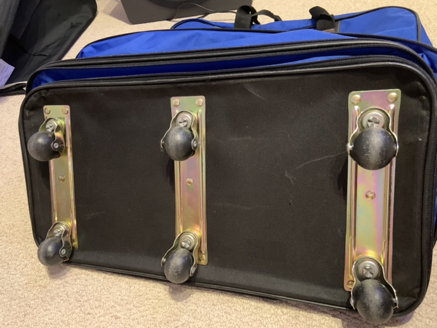 Travel luggage with 6 wheels - photo 2