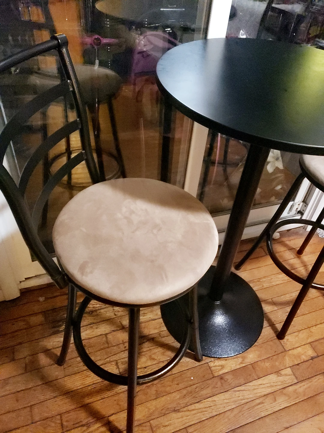 Hight table with two swivel stools - photo 3