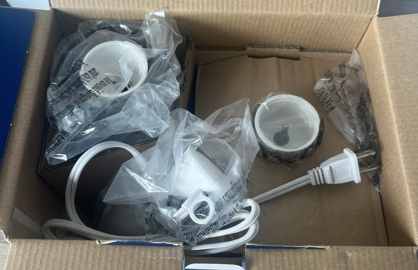 Brand new Hand Blender w/ Chopper and cup image indicator(2)