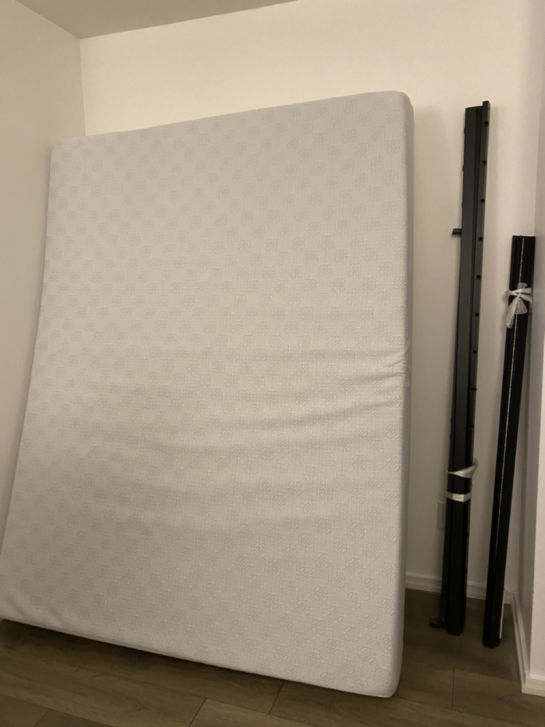Queen bed frame + mattress - photo 2