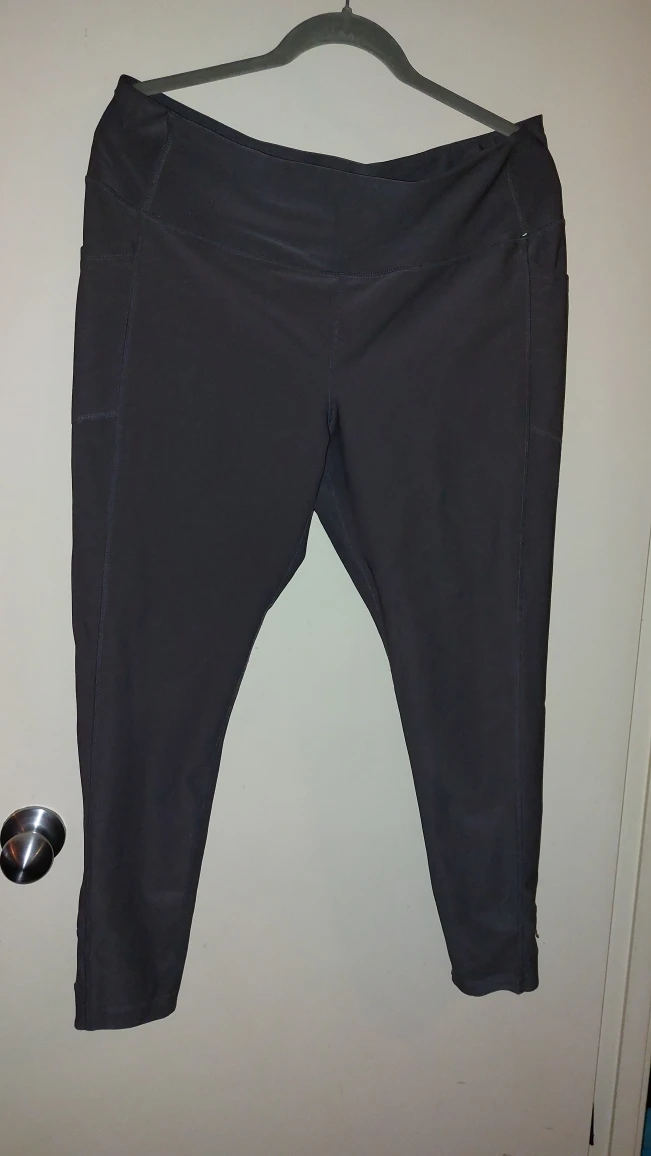Women's Reebok Performance Leggings. Size XL/XXL. Like New image indicator(4)