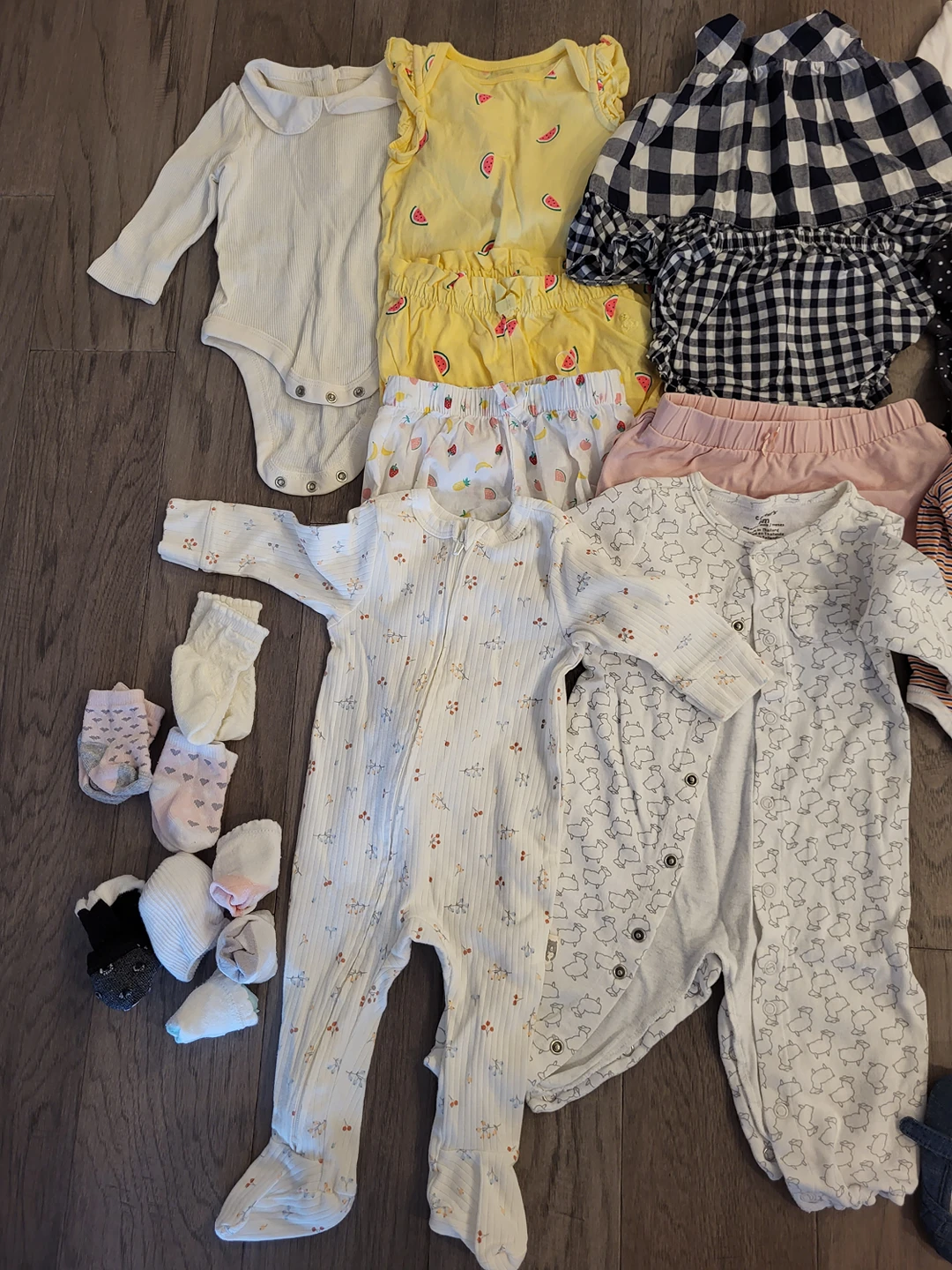 0-6momth baby clothing and shoes and socks new and like new - photo 3