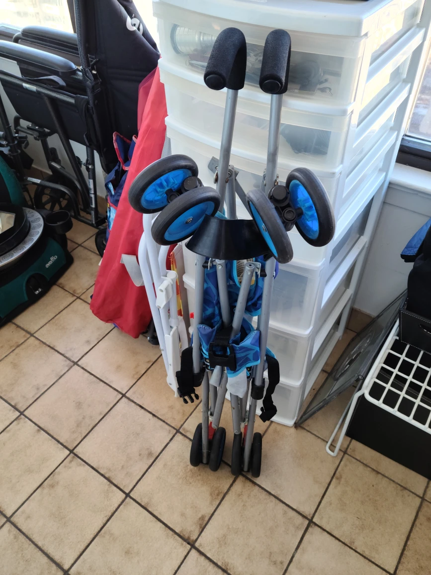 Bily Blue, fold up umbrella stroller. Pick up today!! - photo 2