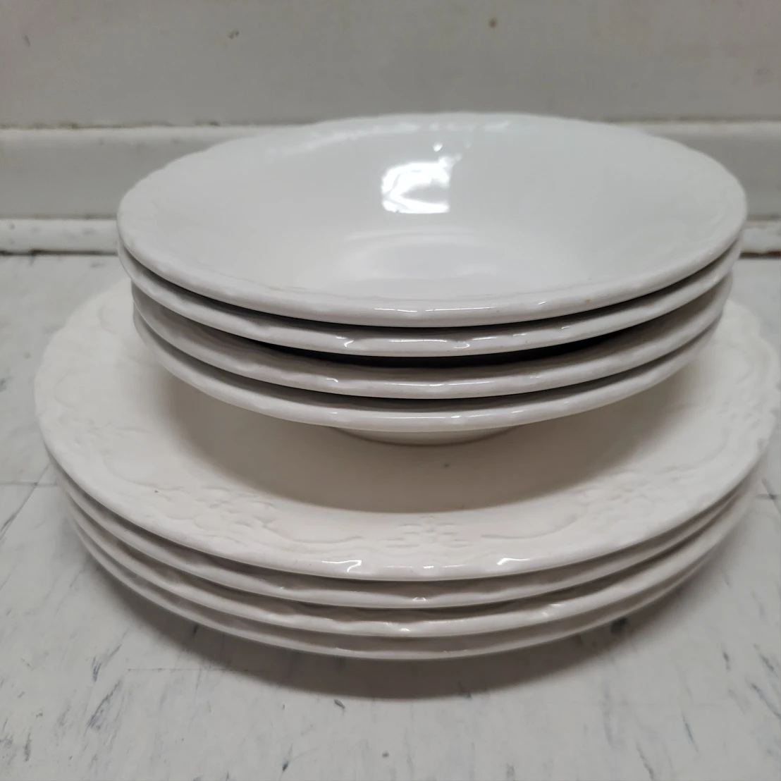 Tabletops Lifestyles soup bowls and plates(set of 4)