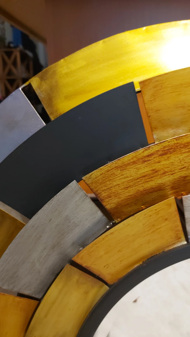 Large Round Mirror with Metal Frame image indicator(2)