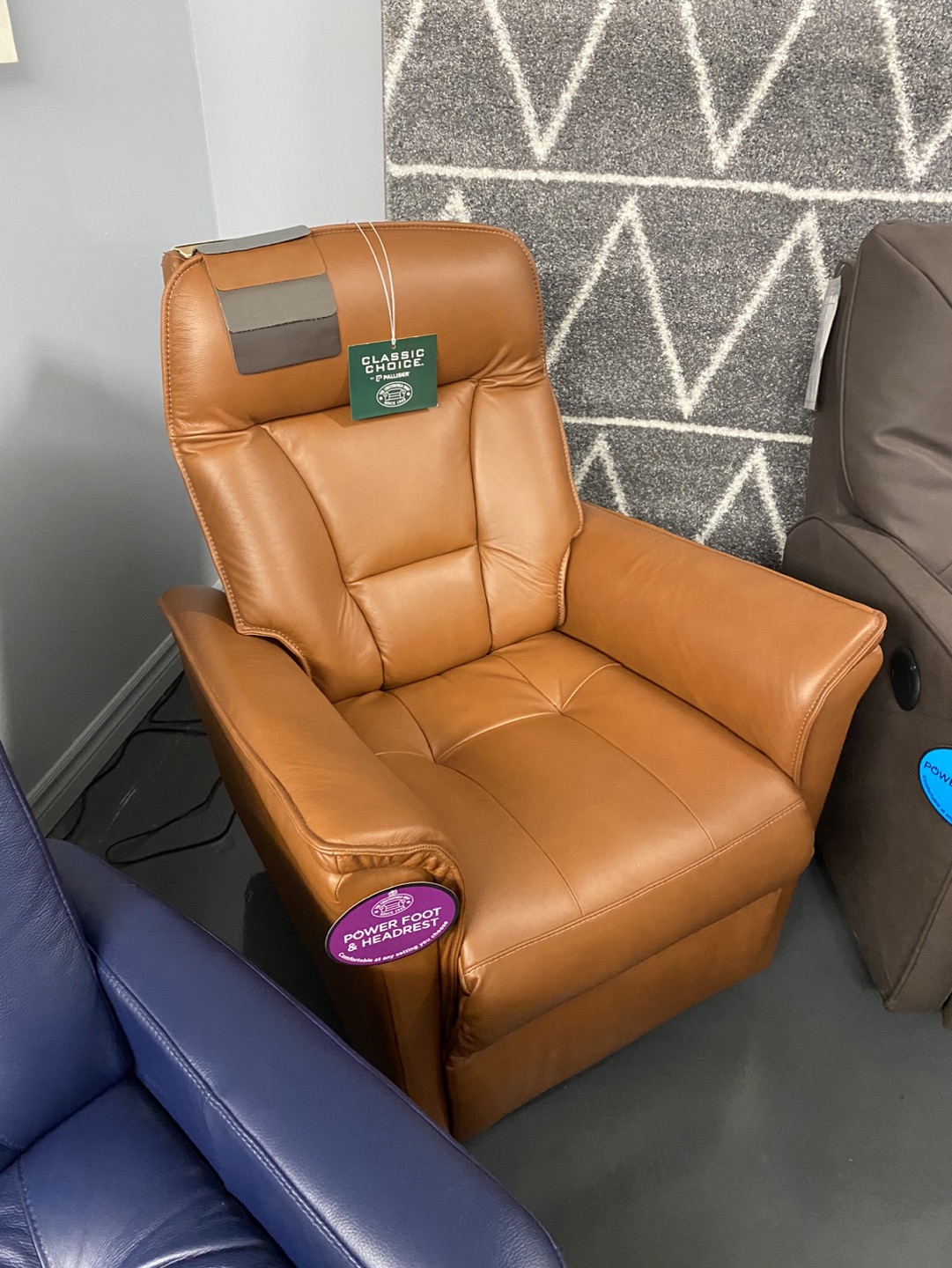 Like NEW Leather Recliner image indicator(6)