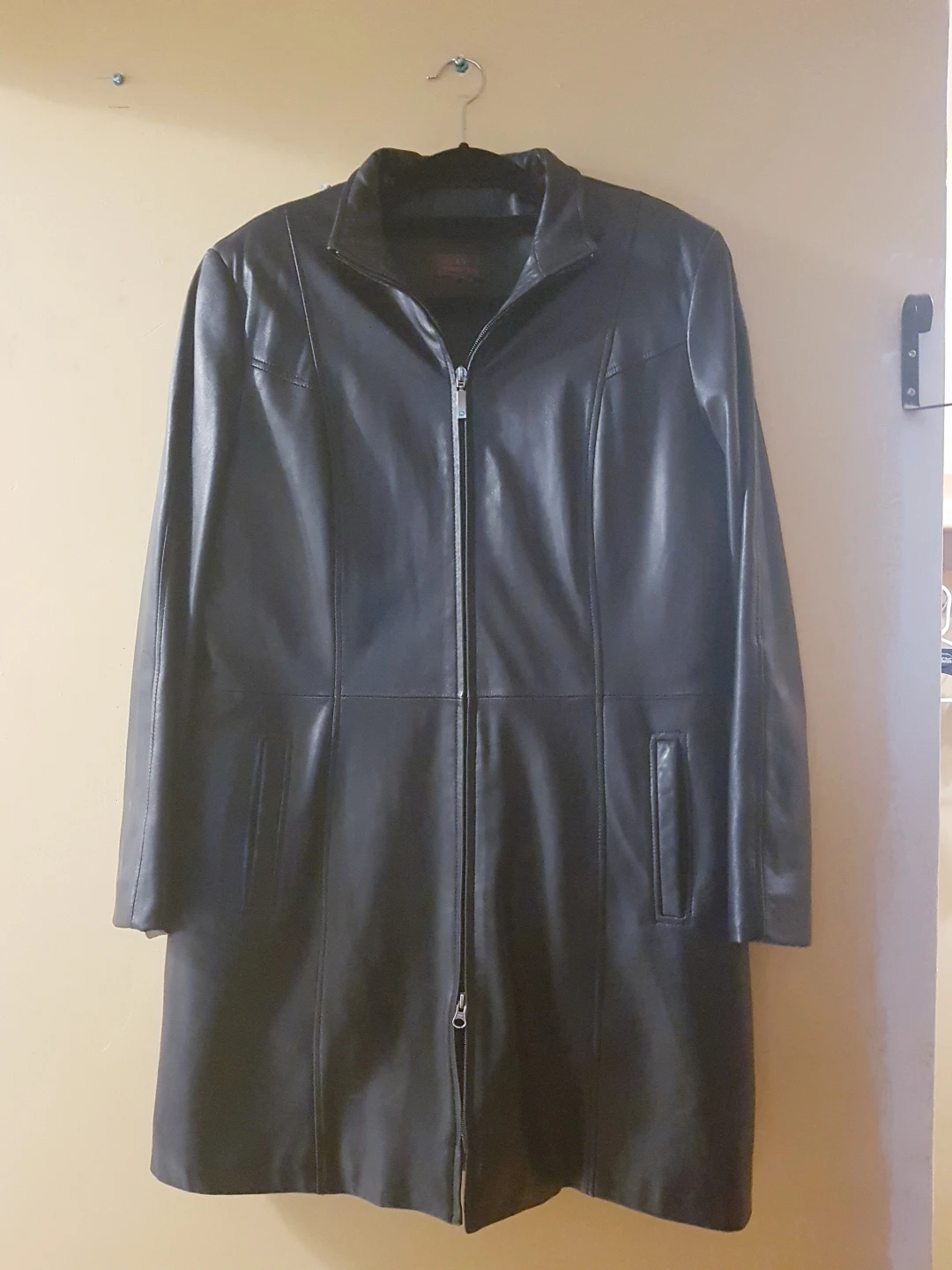 Danier Leather coat. Size Large. - photo 3