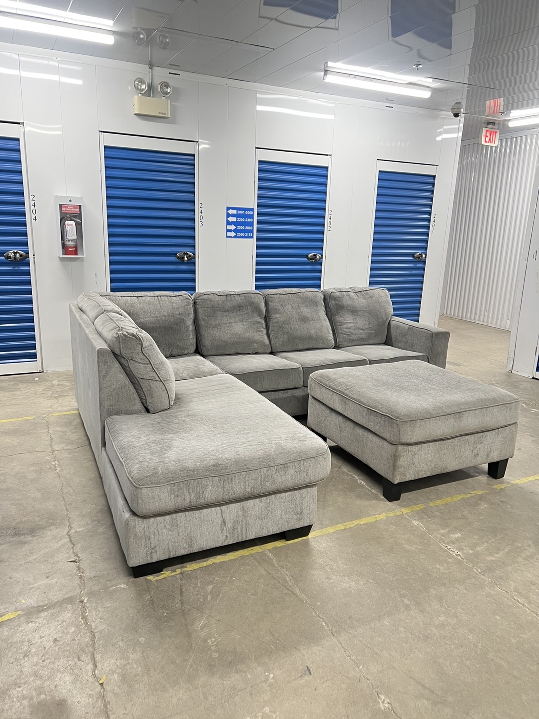 Modern Grey Sectional Couch / Sofa w/ Ottoman - Free Delivery!! - photo 4