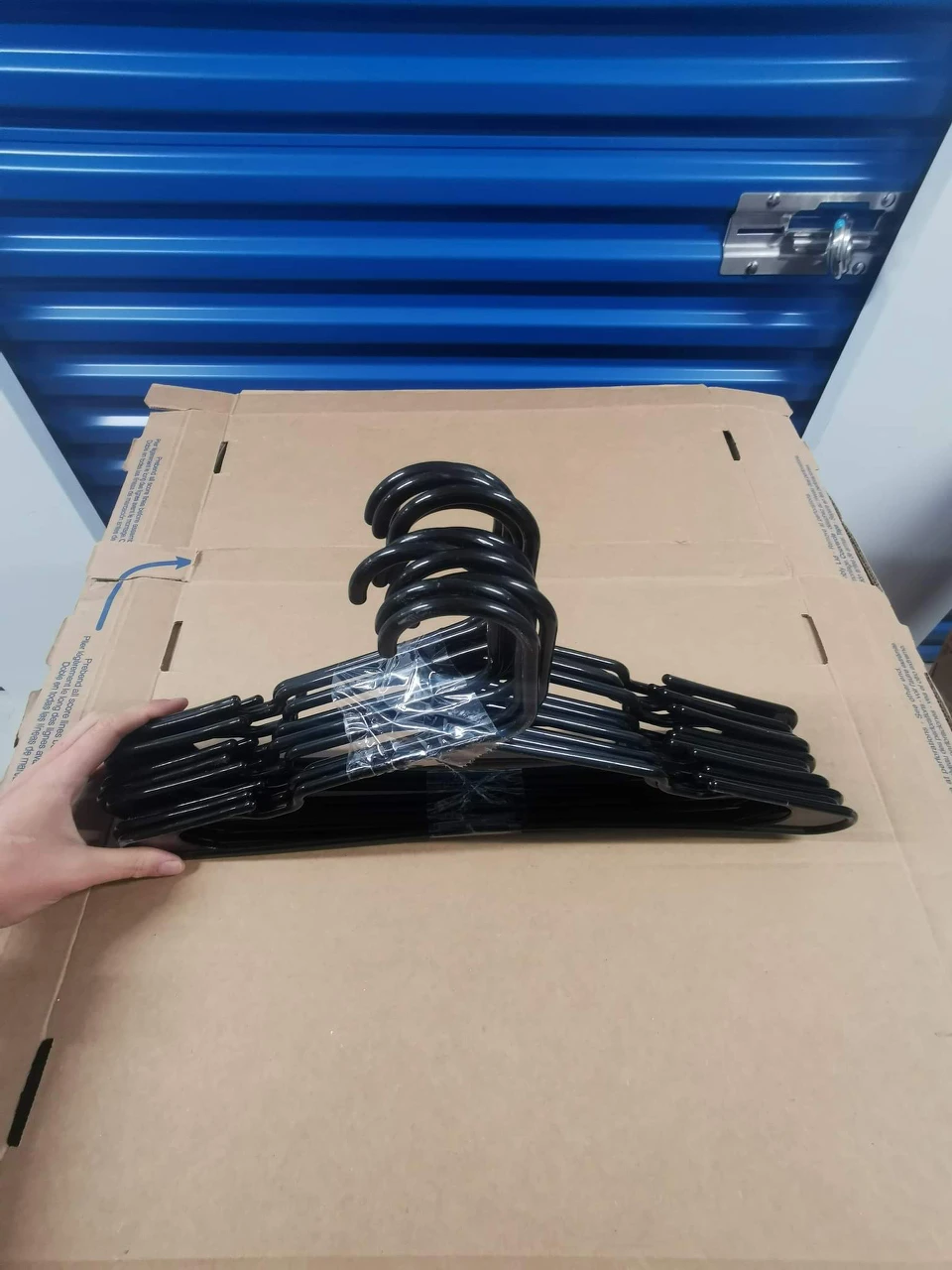 10 Plastic Clothes Hangers x 10 thumbnail