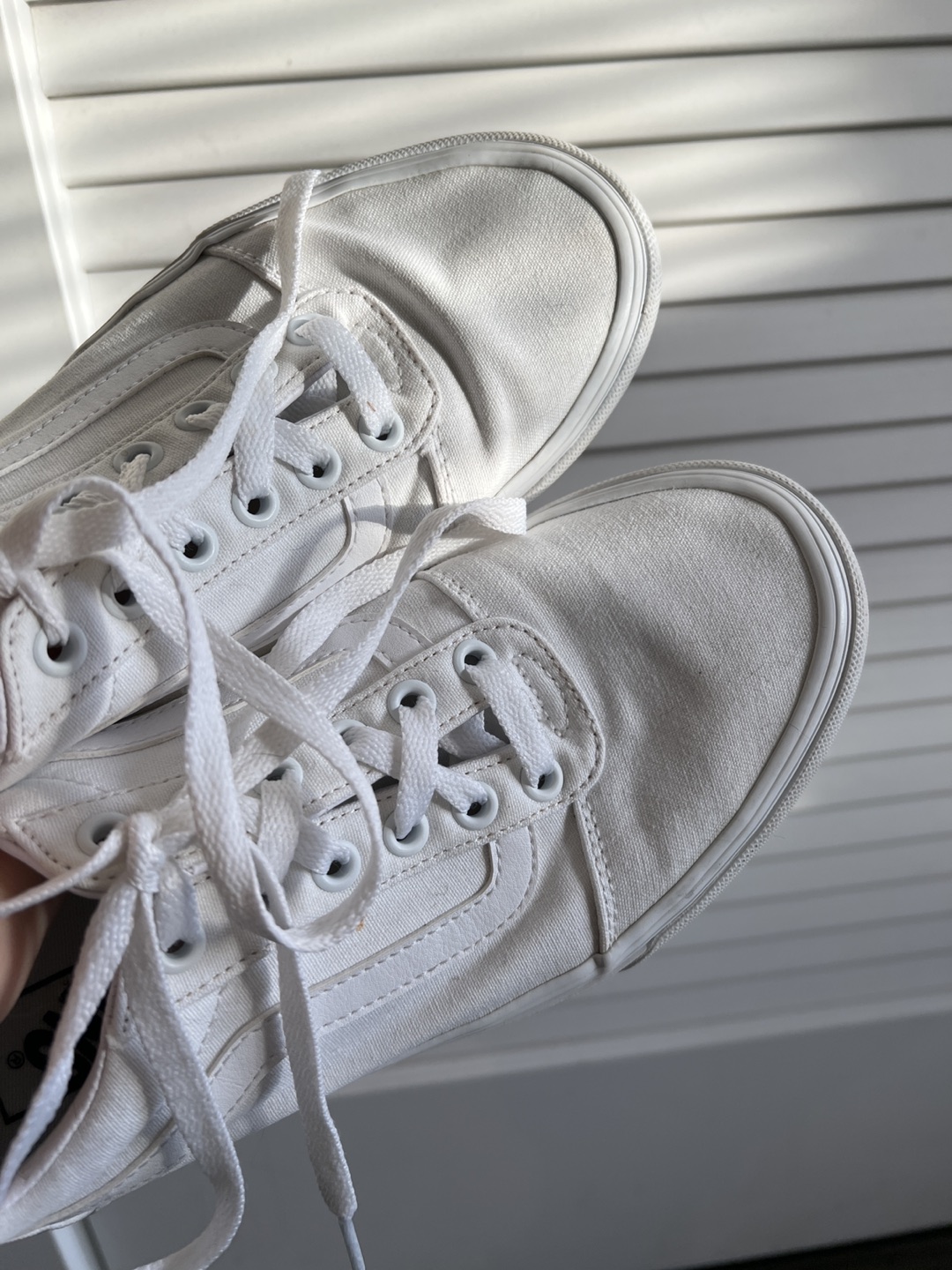 VANS | White Women’s Sneakers (8.5) thumbnail
