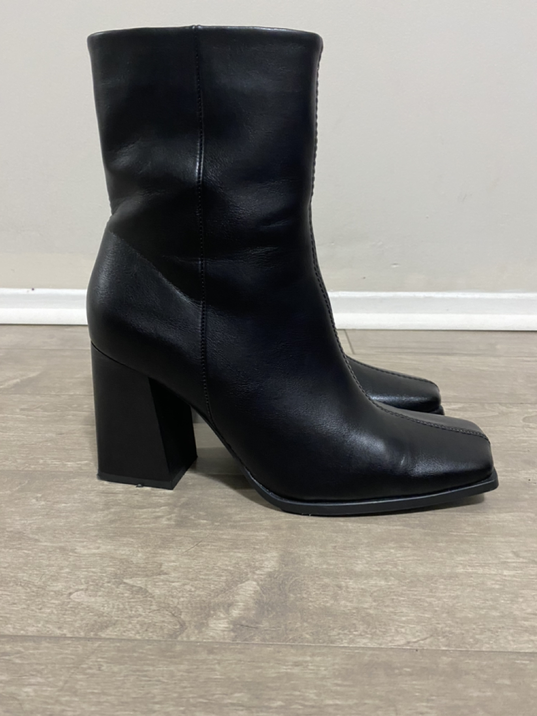 Heeled women boots thumbnail