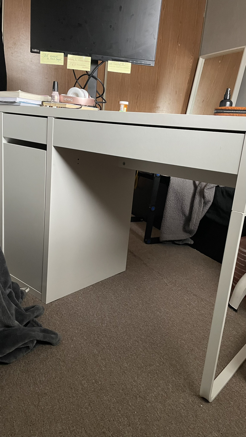 Desk - photo 3