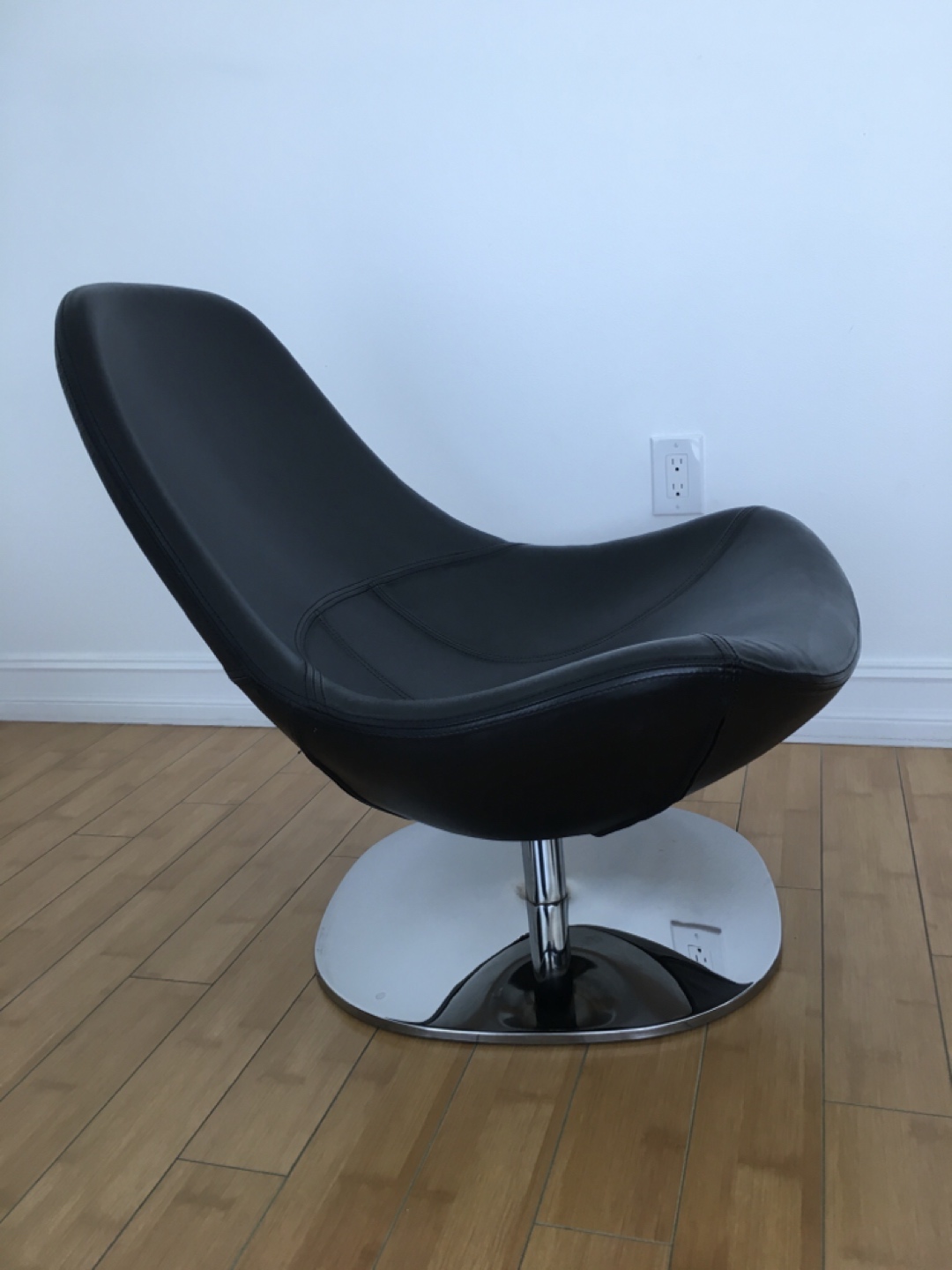 1 or 2 Leather Armchair(s) thumbnail