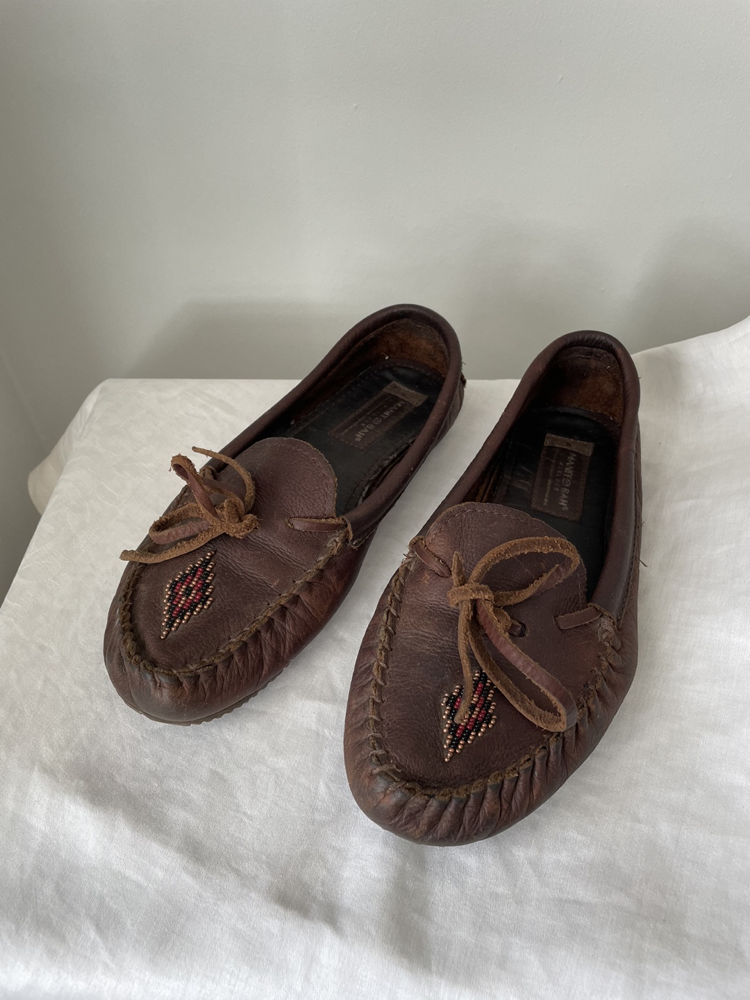 Manitobah moccasins- size 8 - photo 2