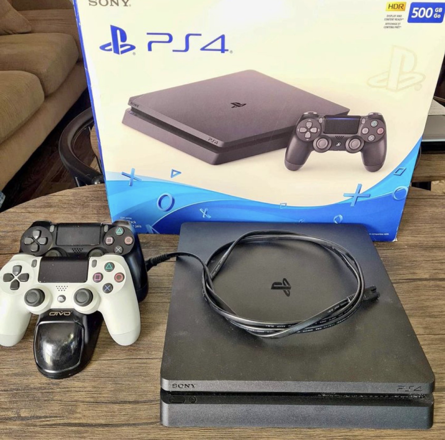 PS4 + 2 Controllers + 2 free games