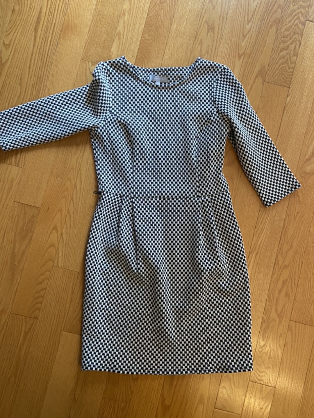 Black and white dress with pockets thumbnail