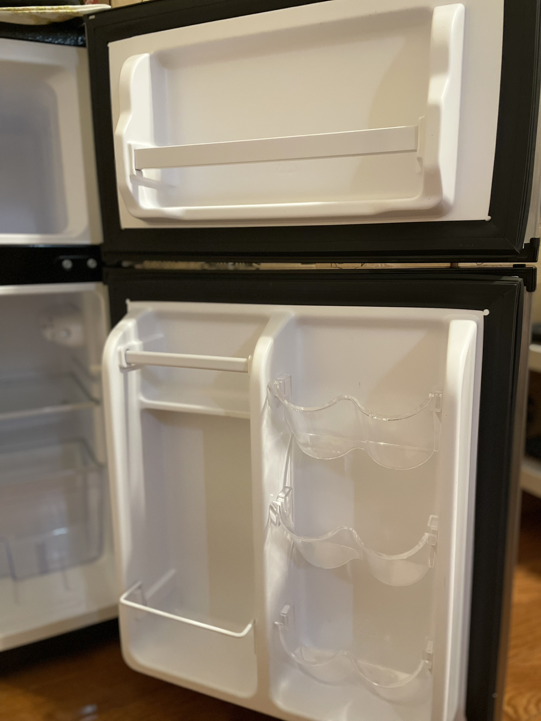 Insignia mini fridge 3.0 Cu. Ft - photo 3
