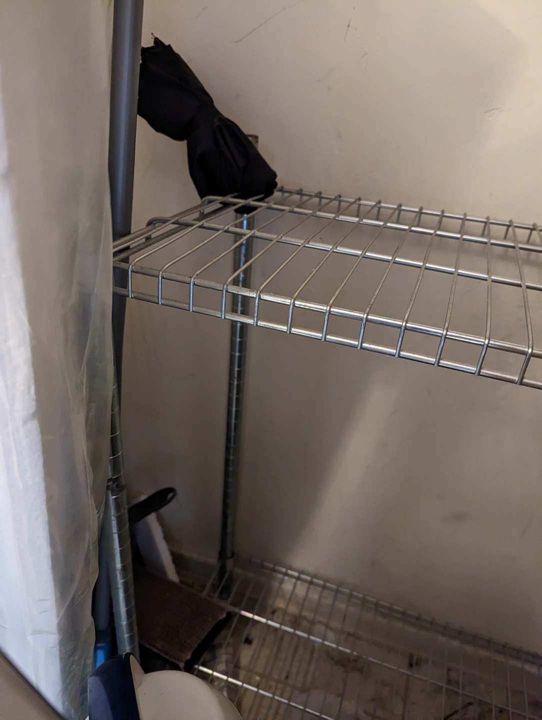 wire shelves x2 - photo 2