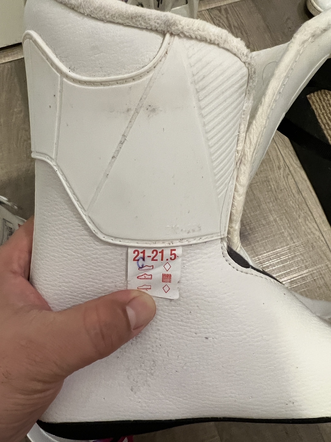 Girls skis and boots image indicator(4)