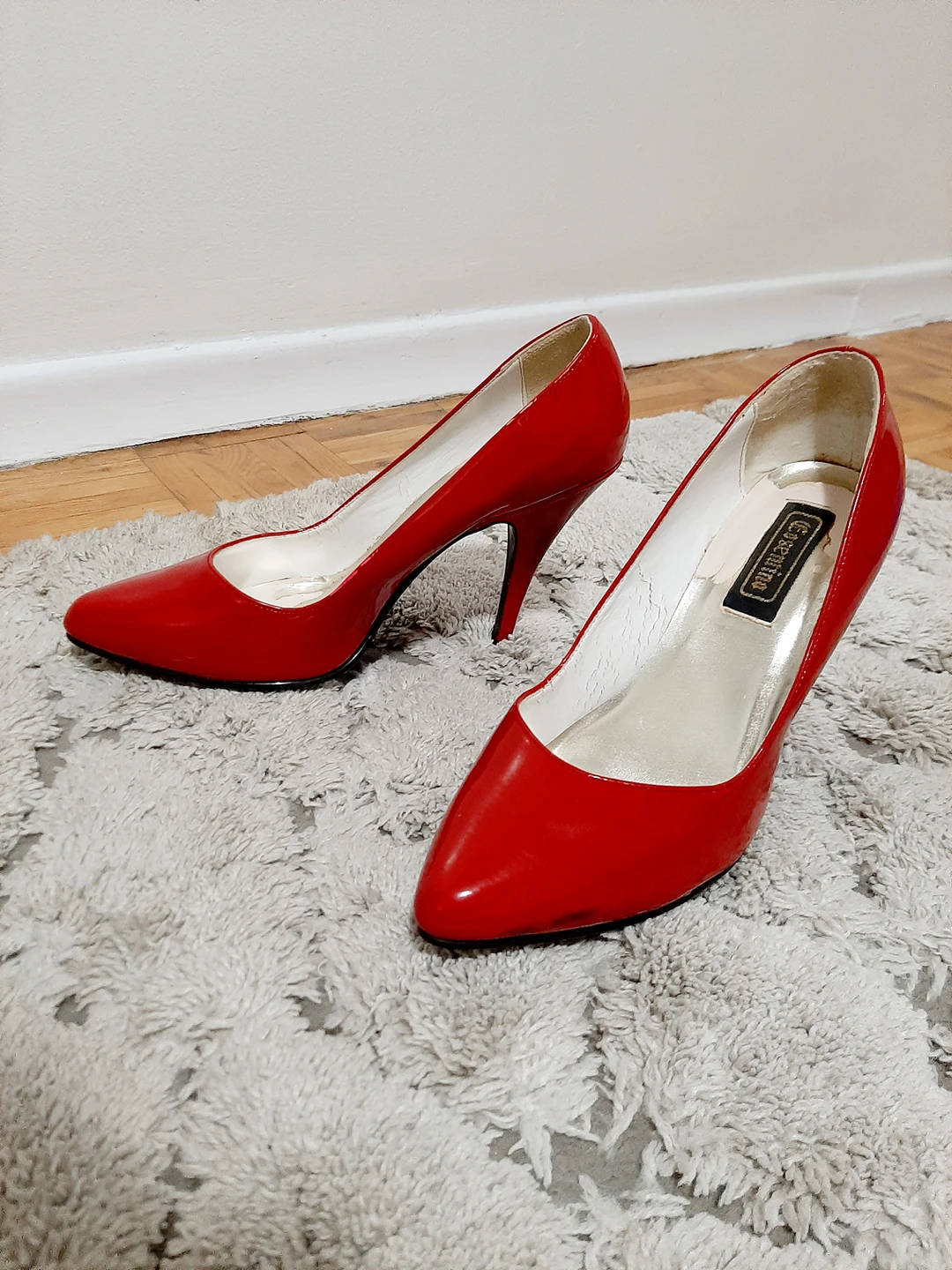 Gorgeous vintage red stilettos image indicator(2)
