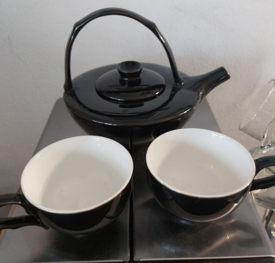 Teapot with cups