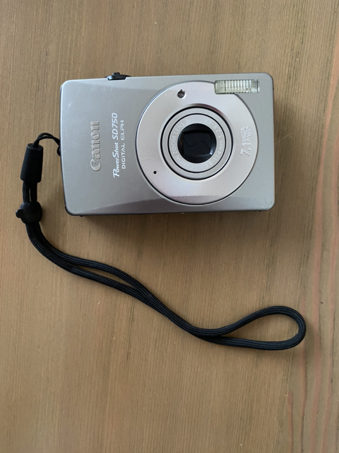 Canon PowerShot SD750 Digital Elph camera thumbnail