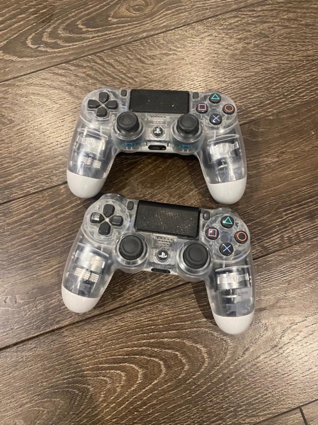 Ps4 slim with 2 controllers image indicator(2)