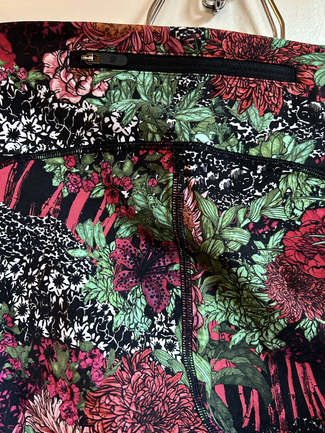 Lululemon Printed Leggings (with side pockets) image indicator(4)
