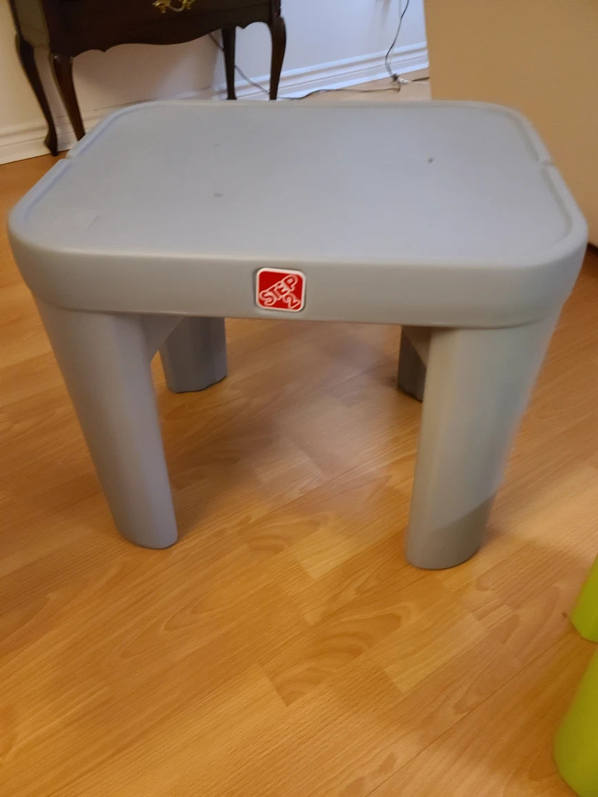 Step 2: Plastic gray table and one green chair - photo 2