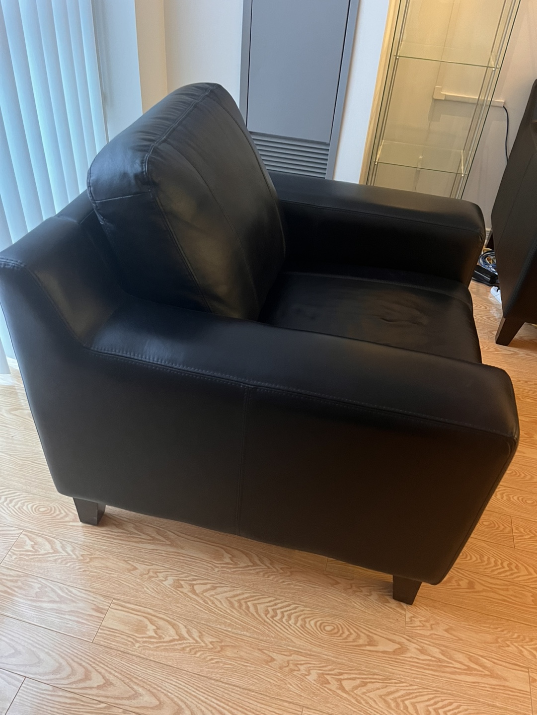 Leather Armchair Like New - photo 2