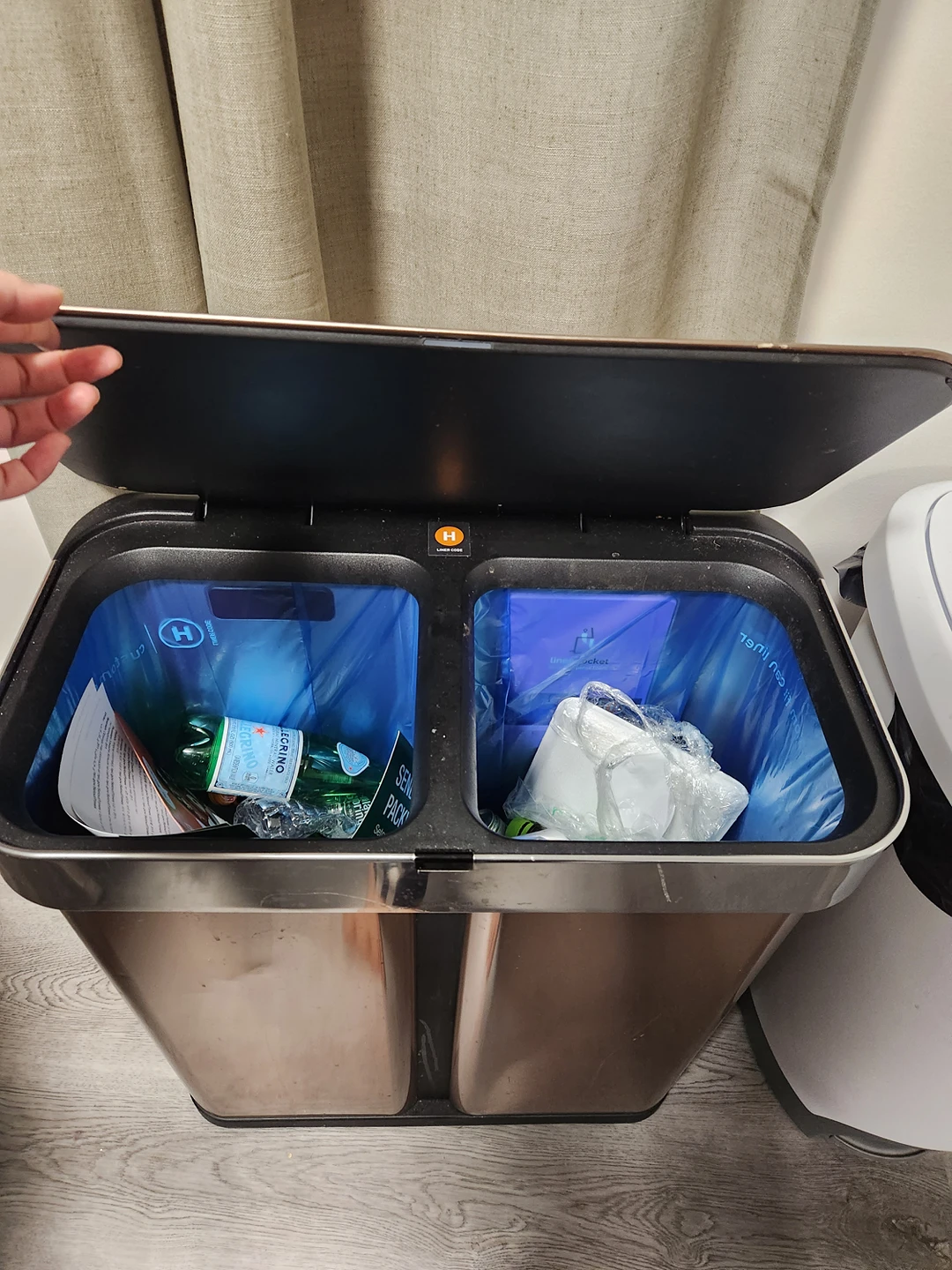 Simple Human Trash Can - photo 2