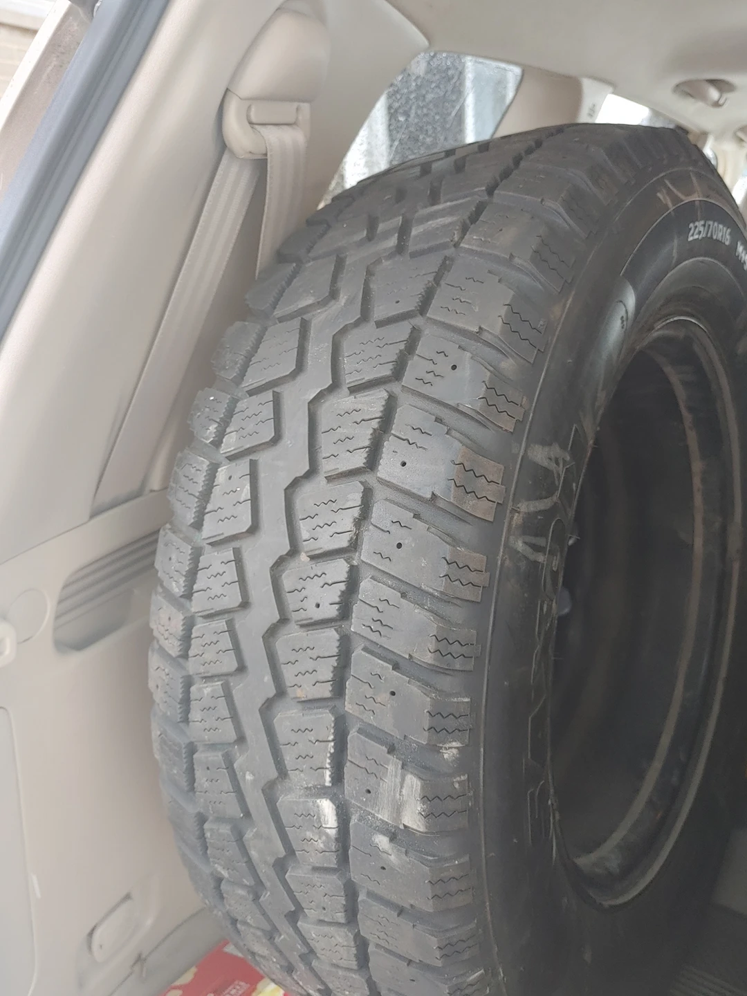 Good winter tires on rim for sale image indicator(3)