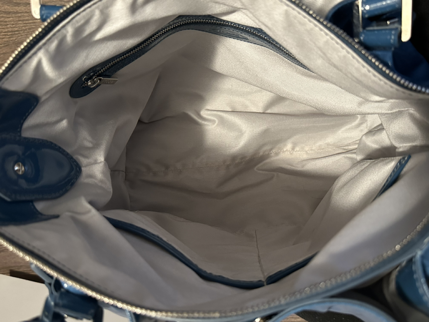 Authentic TODS leather handbag / shoulder tote / crossbody bag image indicator(6)