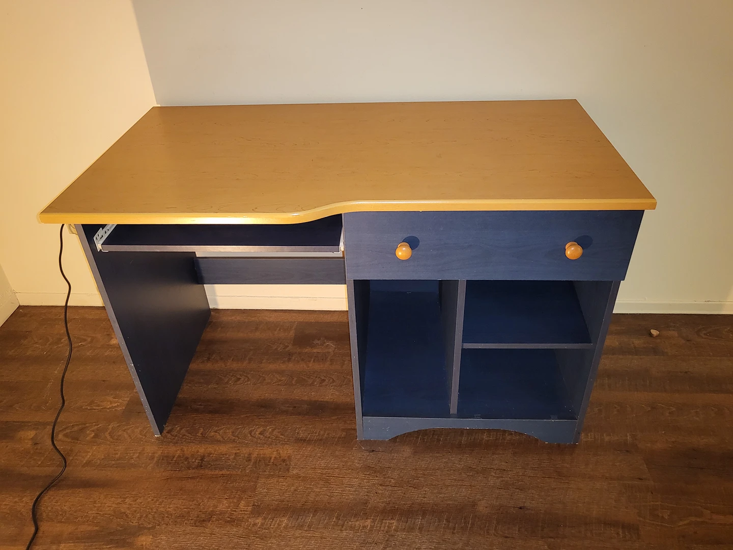 Desk - photo 2