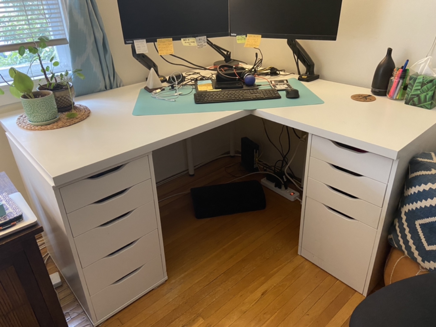 White IKEA corner desk (available for pick up Apr 25-28 only) - photo 4