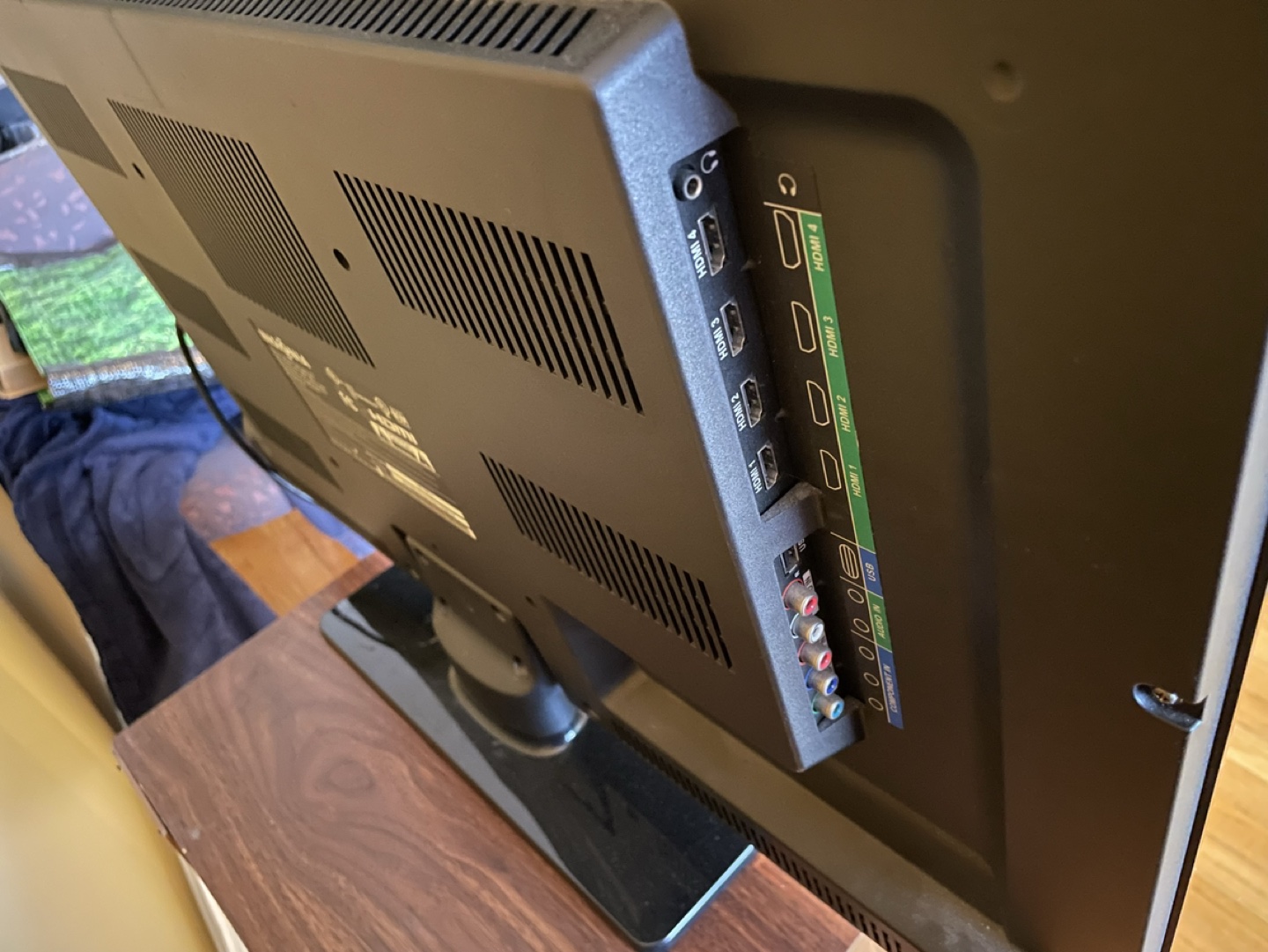 32” Insignia TV - photo 2