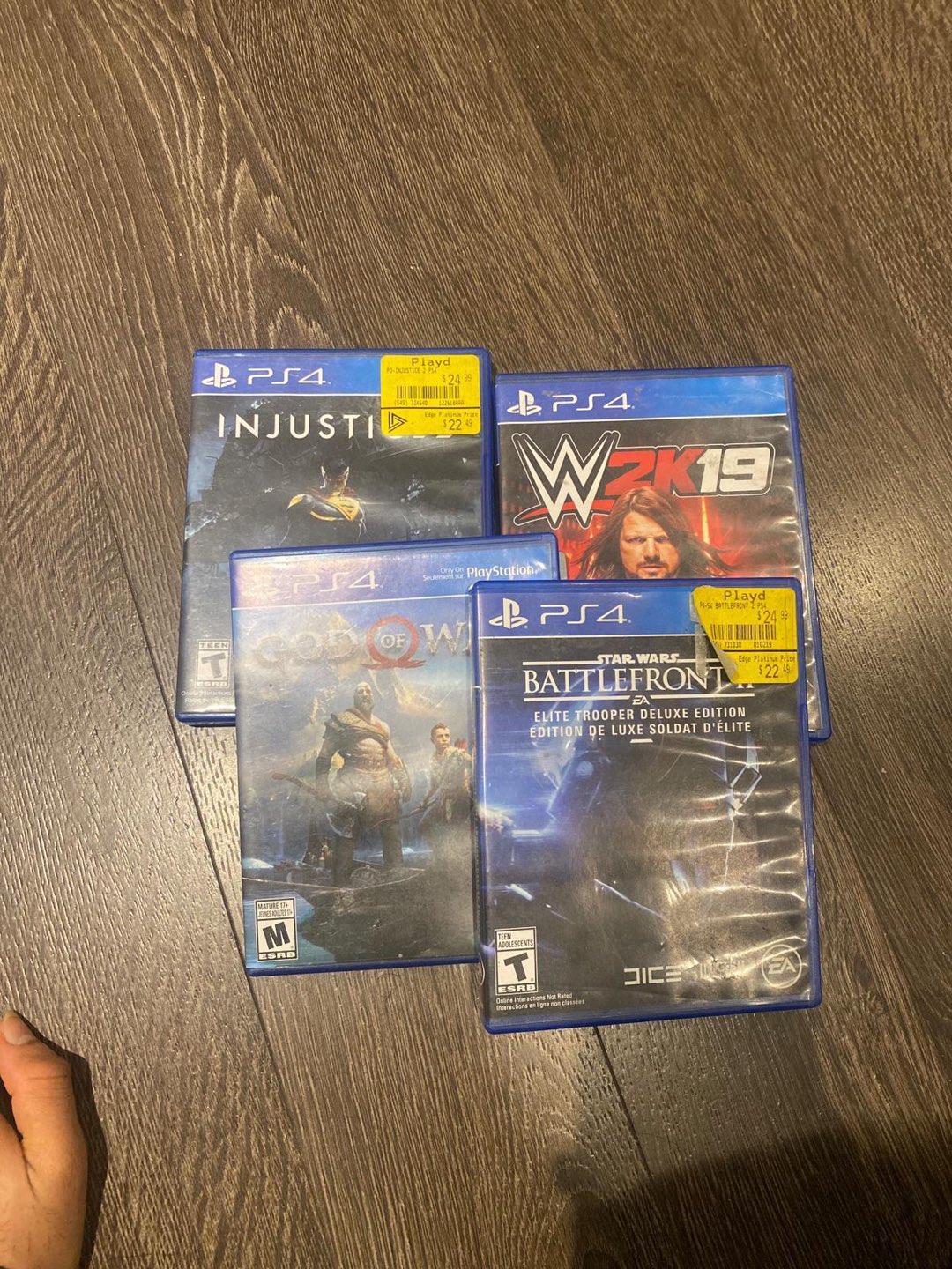 Ps4 slim with 2 controllers image indicator(3)