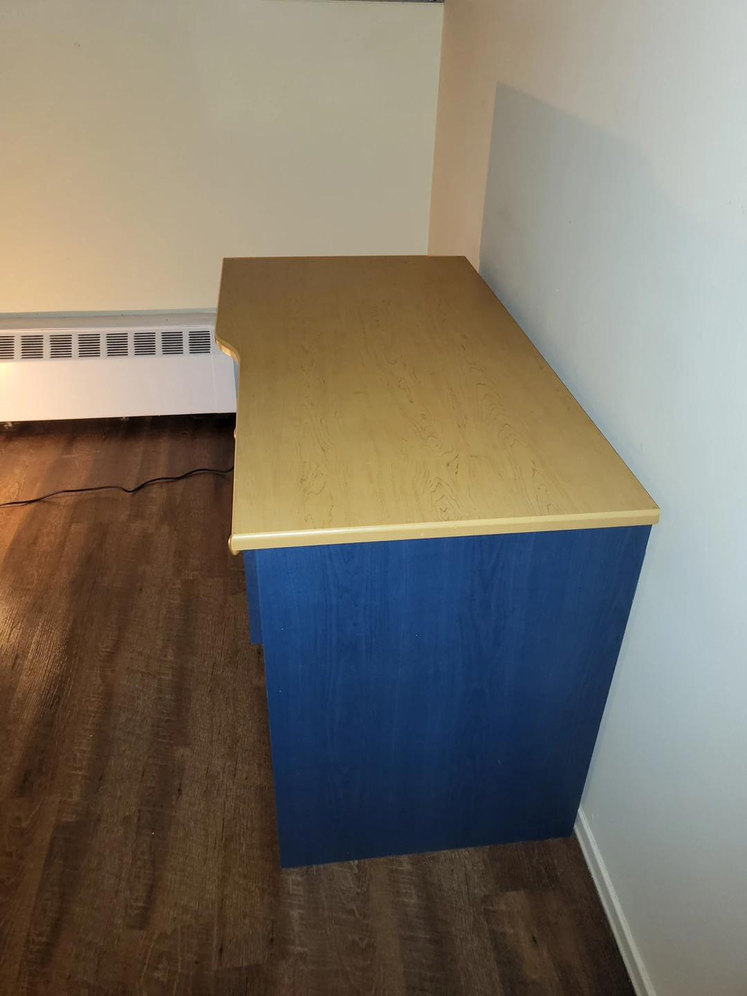 Desk - photo 3