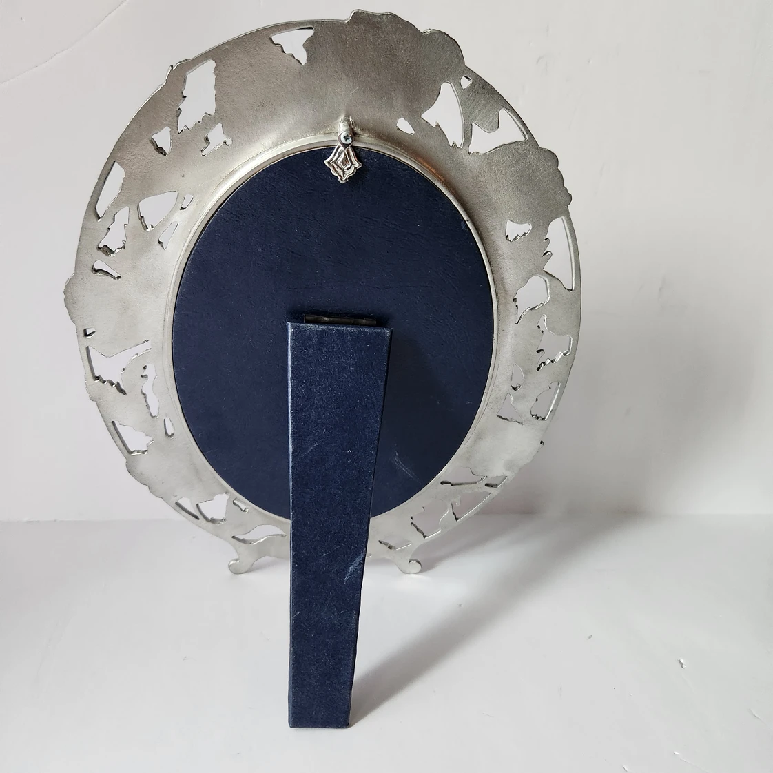 STUNNING SEAGULL PEWTER OVAL FRAME image indicator(2)