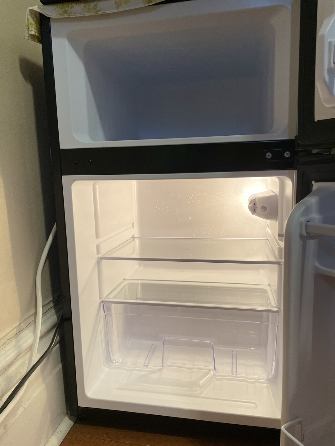 Insignia mini fridge 3.0 Cu. Ft - photo 2