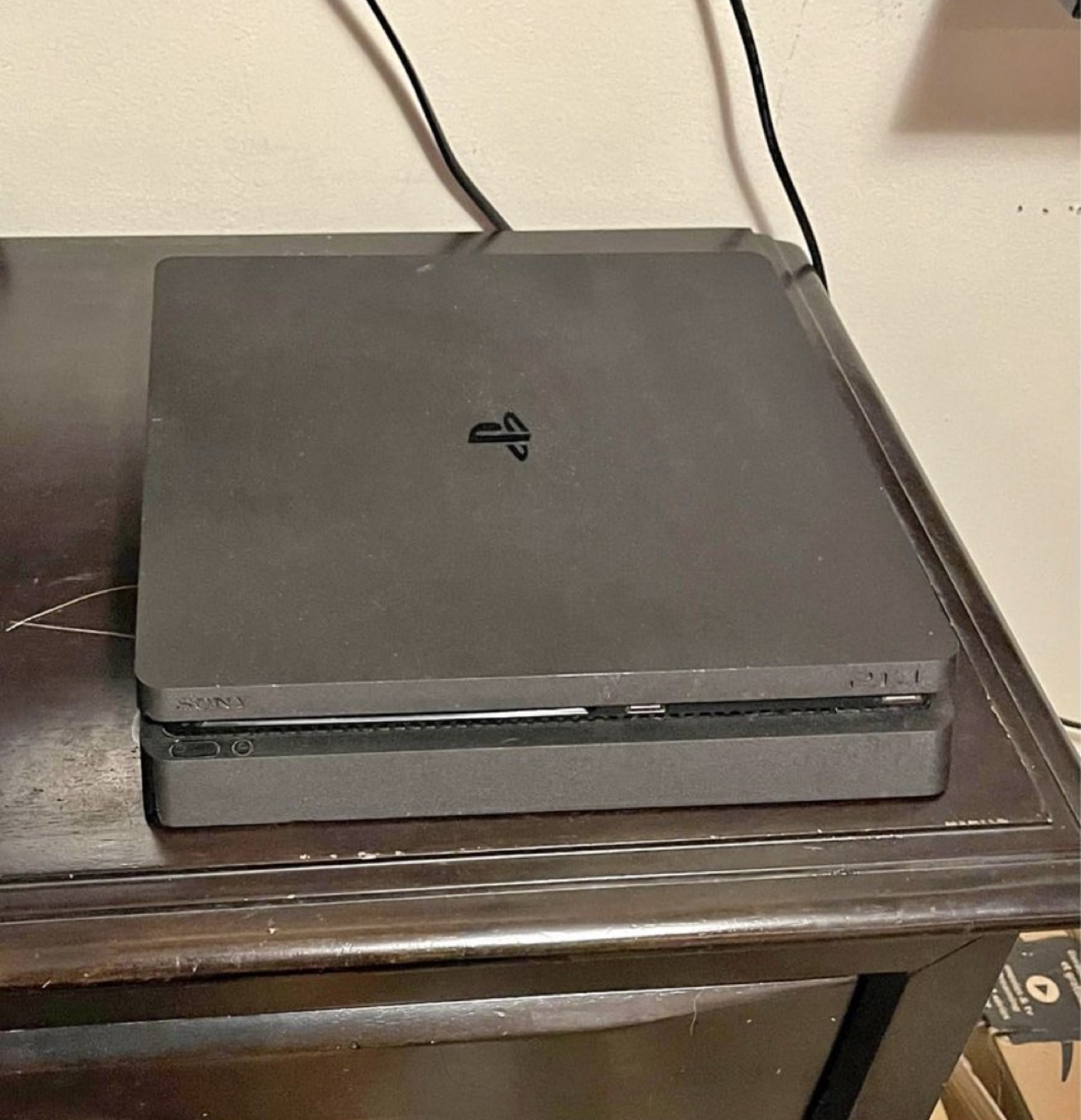 PS4 + 2 Controllers + 2 free games - photo 2
