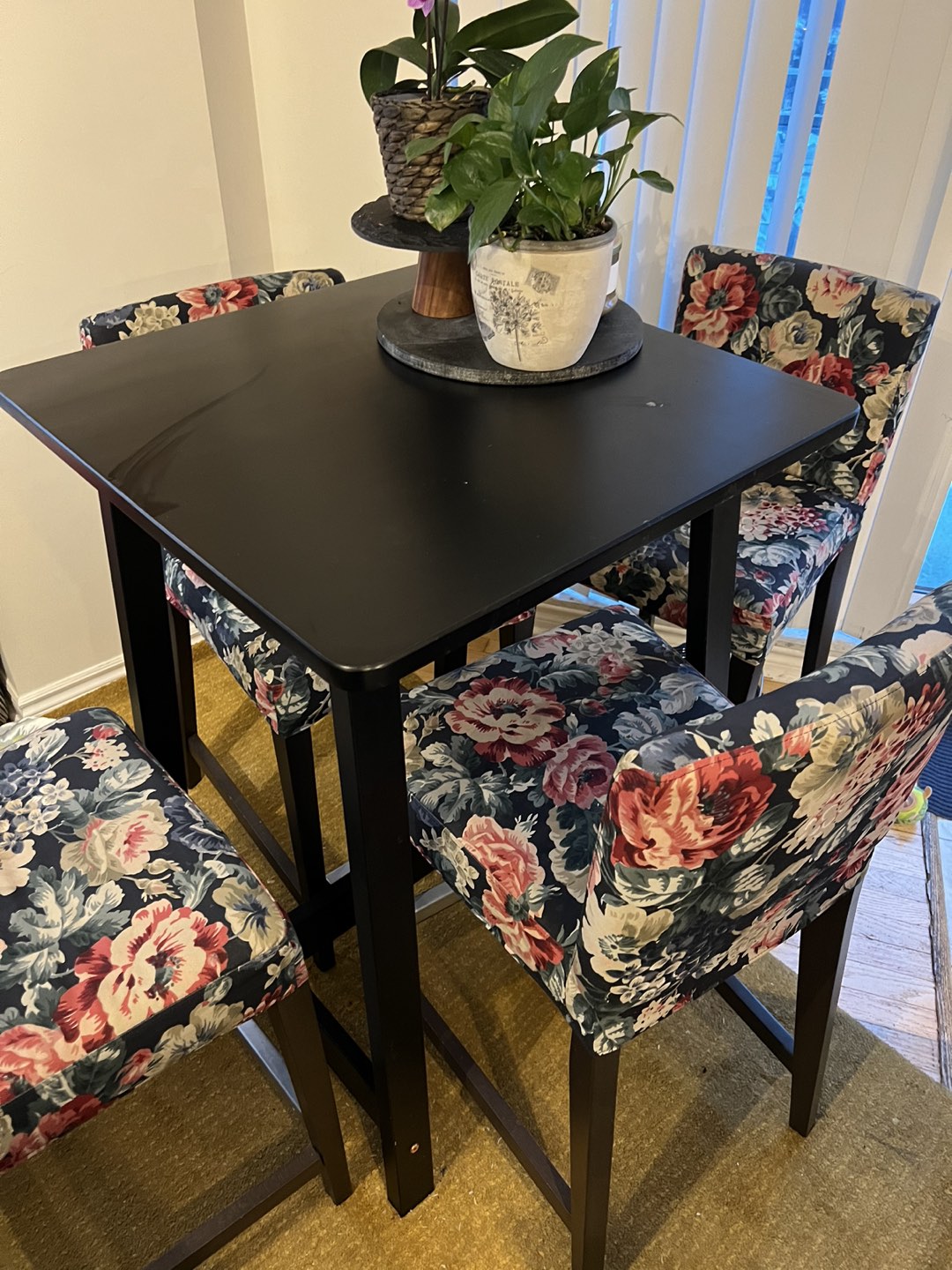 Bar Table with 4 Bar stools thumbnail